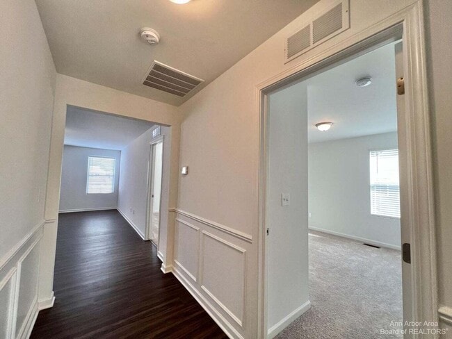 Building Photo - 10284 Swan Lake Cir