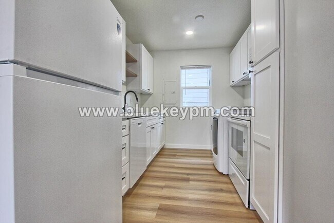 Building Photo - 1 Bed, 1 Bath Duplex Unit on Main Street in Washougal