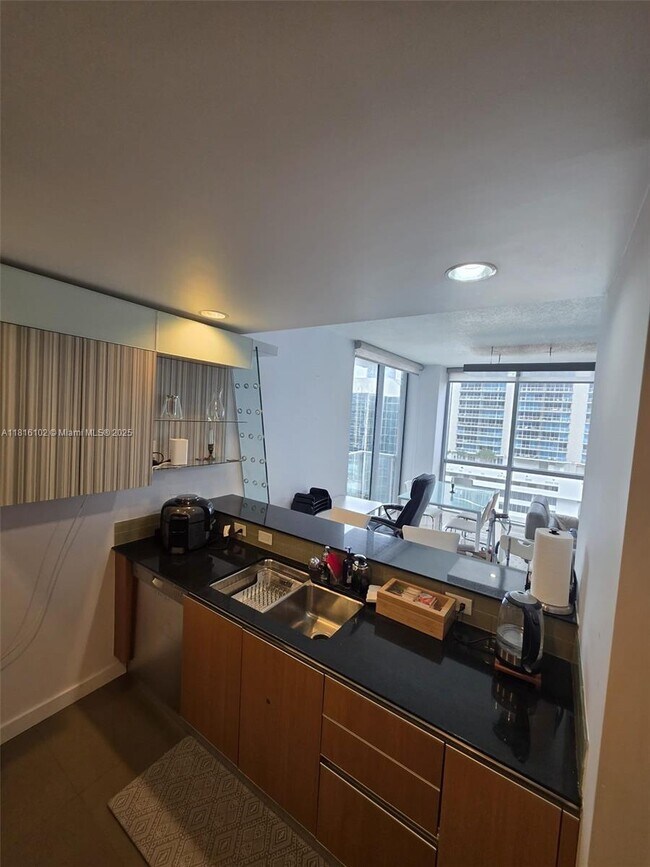 Building Photo - 1060 Brickell Ave