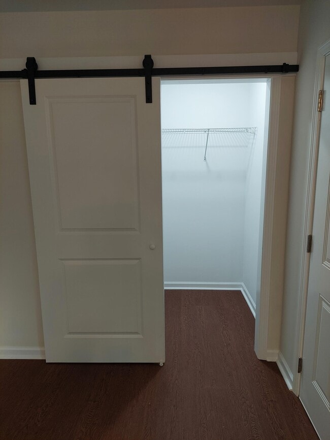 Building Photo - 426 W 4th St