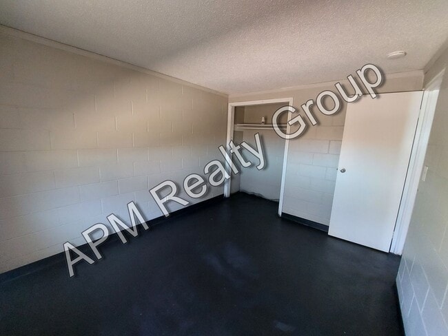 Building Photo - 2 bedroom apartment - 50% off first month!