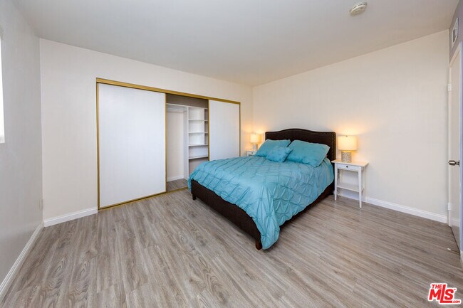 Building Photo - 5848 Hazeltine Ave