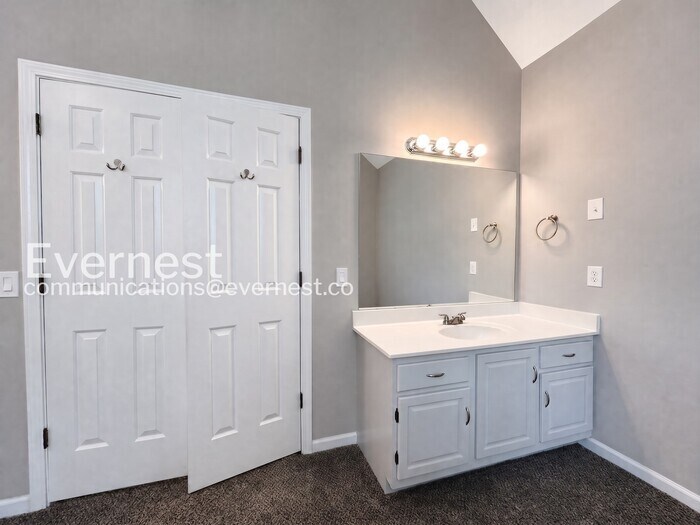 Building Photo - 5950 Henley Dr