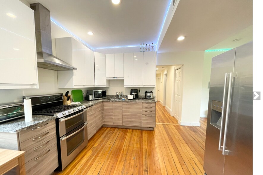 Building Photo - 112 Hillside St