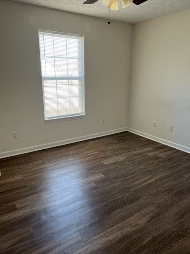 Building Photo - Spacious 2-Bedroom Townhouse with Garage