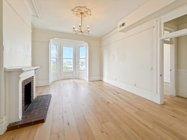 Building Photo - Top-Floor, Remodeled 5BR/2.5BA Victorian Flat, Pet Friendly, Steps from Alamo Square