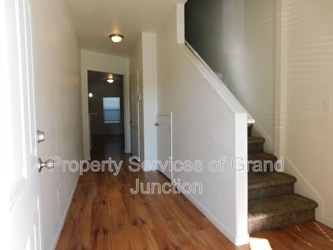 Building Photo - 621 Zenith Ln