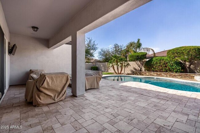 Building Photo - Stunning 4 bedroom, 3 bathroom home in the...