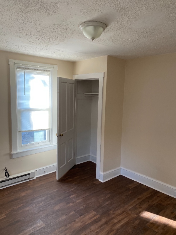 Building Photo - 428 W King St