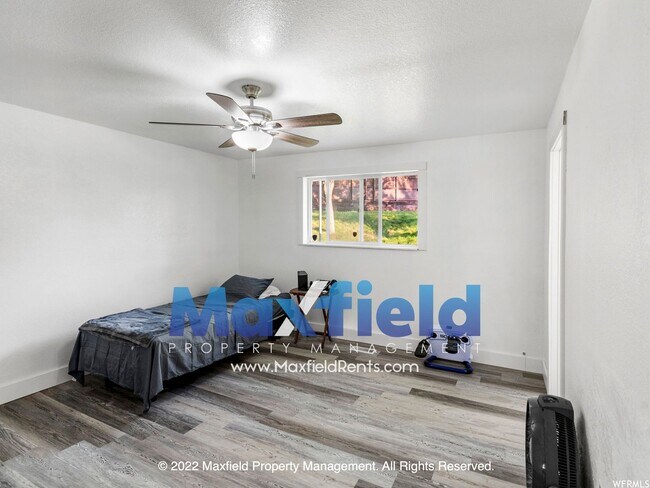 Building Photo - Sandy Rambler 4 BD 3.5 BA 2 GAR Home locat...