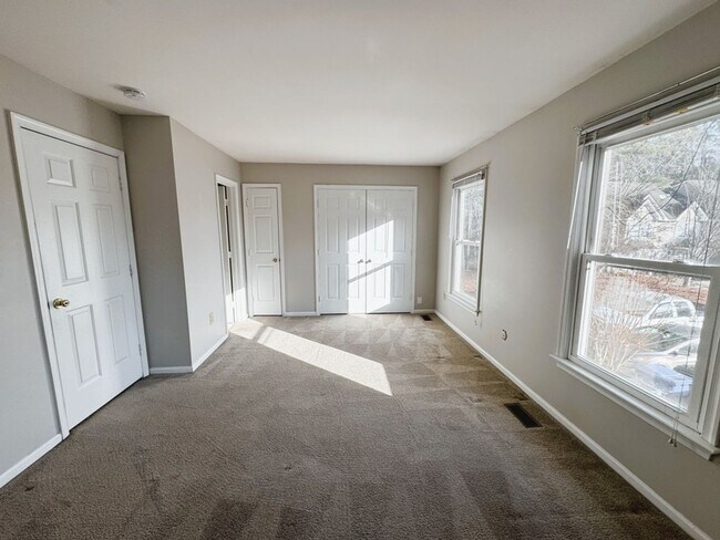 Building Photo - Great Neck area Townhome, Available Now!