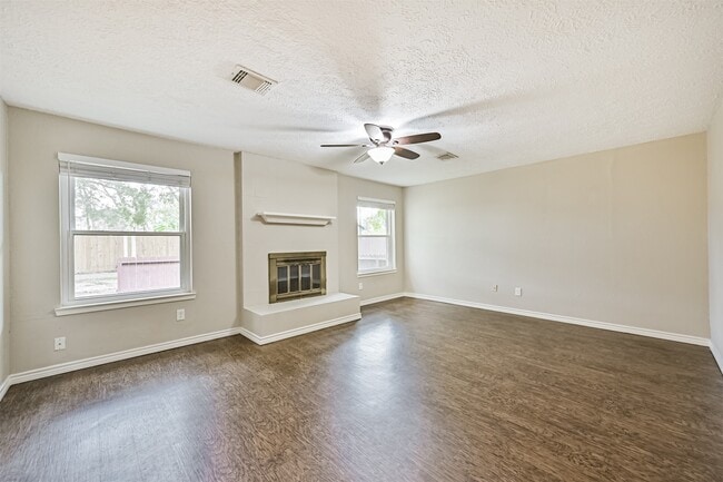 Building Photo - 222 Old Oaks St