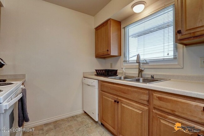 Building Photo - 3 Bedroom Unit w/ Garage in the U-MED Dist...