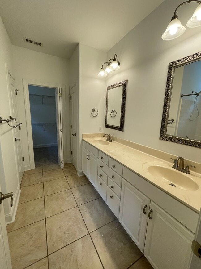 Building Photo - Move-In Incentive - $200 off first month's rent