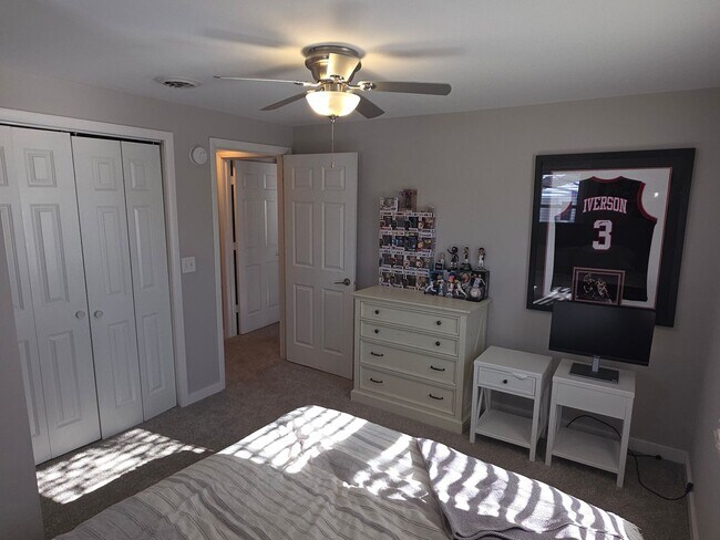 Building Photo - Updated 3-Bedroom Single- Family Home in Fox Point