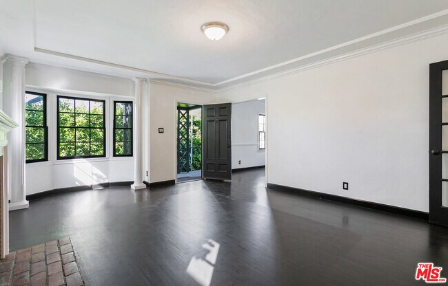 Building Photo - 508 N San Vicente Blvd