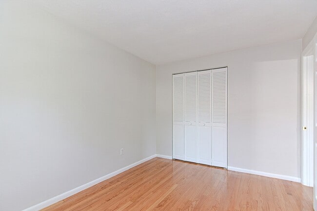 Building Photo - 4 Colonial Village Dr