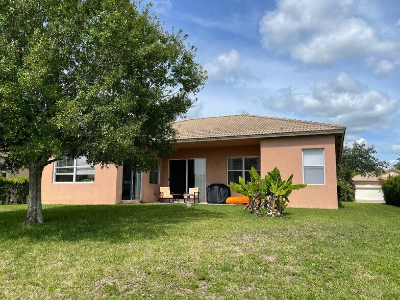 Back of House - 5518 Place Lake Dr