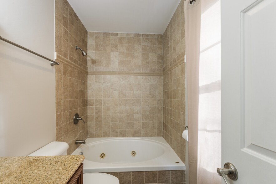 Upstairs Bdroom bath - 112 Saint Charles Pl