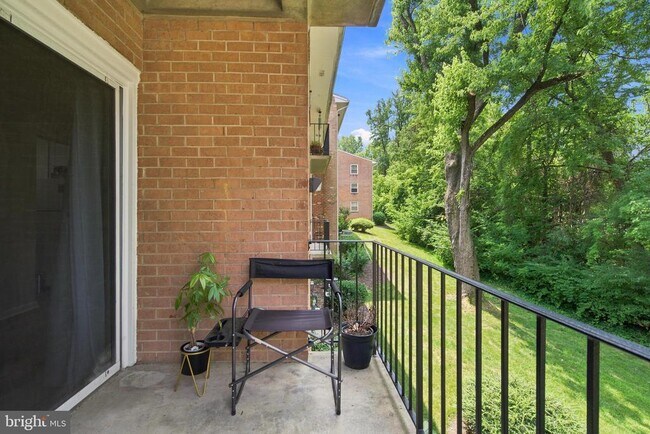 Building Photo - 3814 Lyndhurst Dr