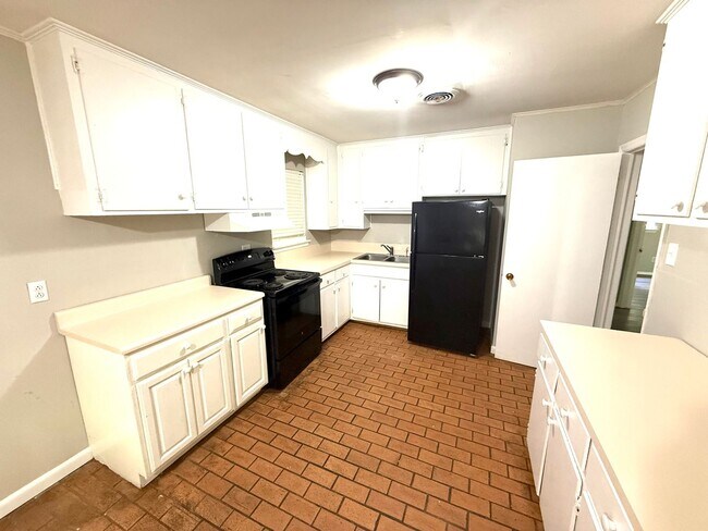 Building Photo - 1826 Pinecrest Dr