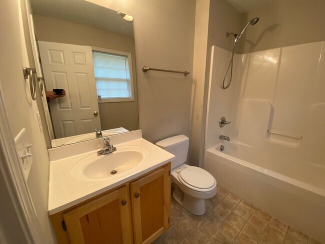 Building Photo - Beautiful three bedroom two bathroom house...