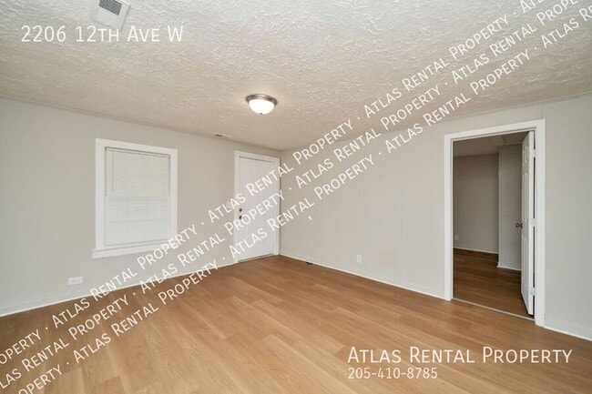 Building Photo - 2206 12th Ave W