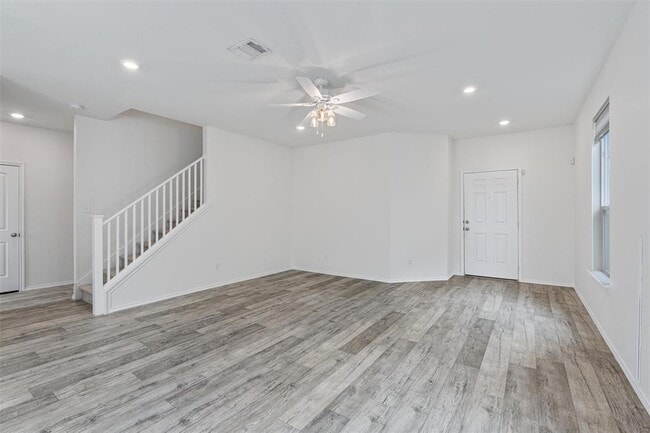 Building Photo - 305 Los Cobos Ln
