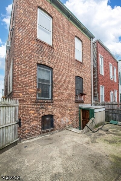 Building Photo - 92 Mallory Ave