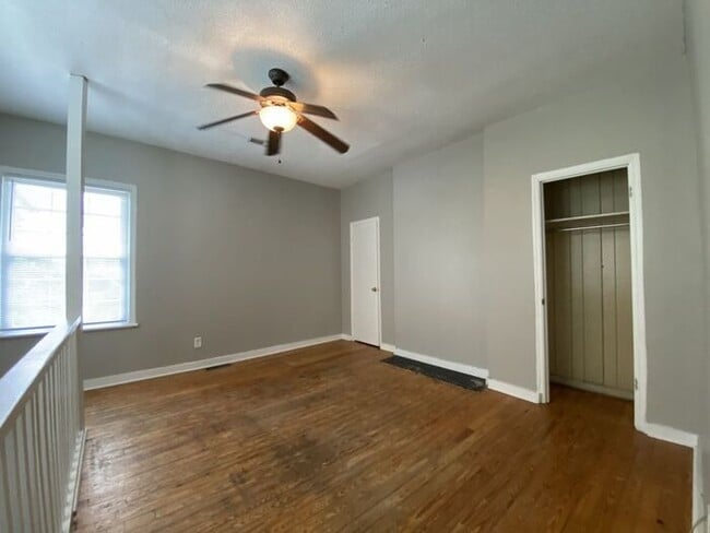 Building Photo - Spacious 6 Bedroom, 3 Bathroom Home Near U...