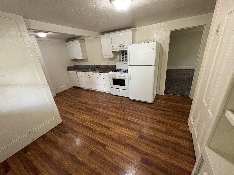 Building Photo - 824 Spencer Ave