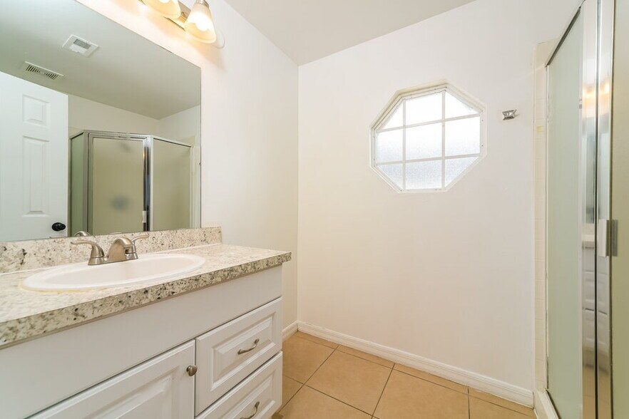 Building Photo - 330 Medina Ct