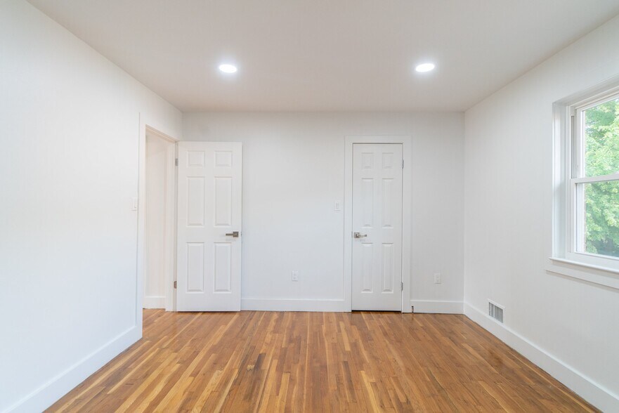 Building Photo - 500 Adams Ln