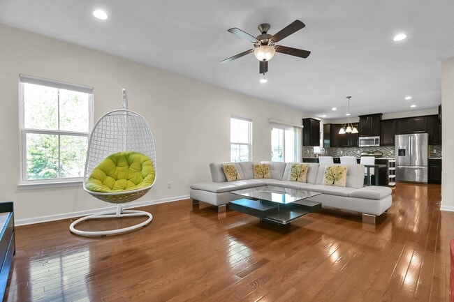 Building Photo - Spacious 3 Bedroom Home with Loft, Elegant...