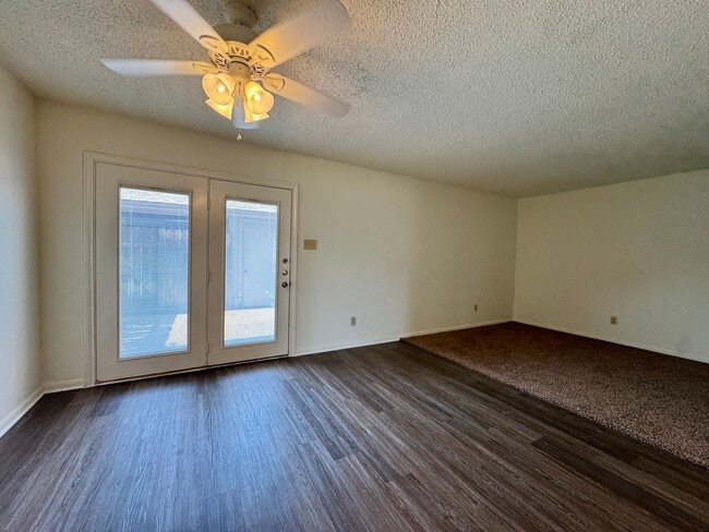 Building Photo - Townhome