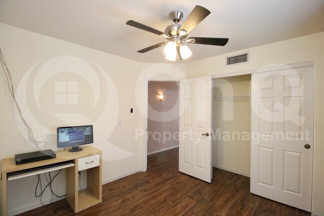 Building Photo - 3845 W Charlotte Dr