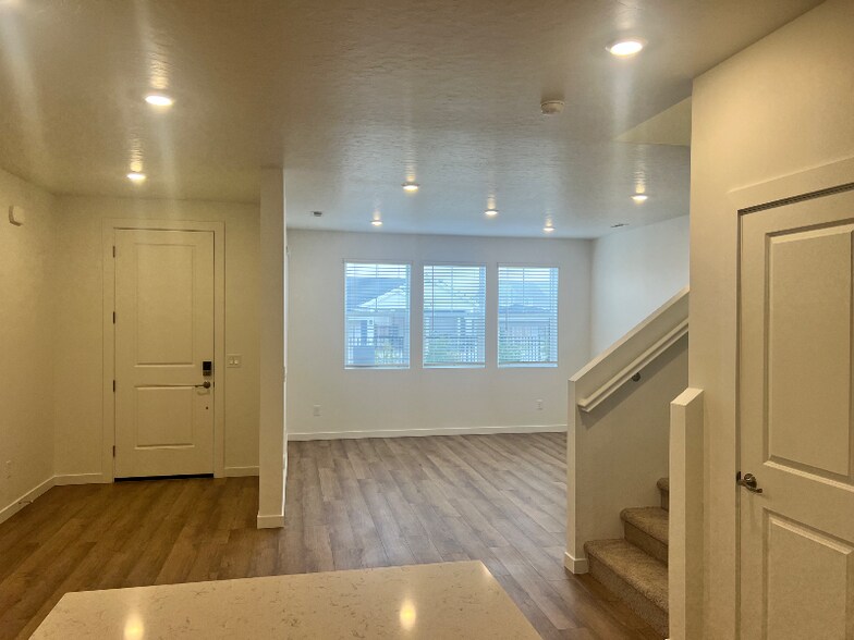 Building Photo - 4112 W Cirrus Ln