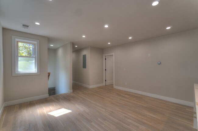 Building Photo - 123 Winchester Ave