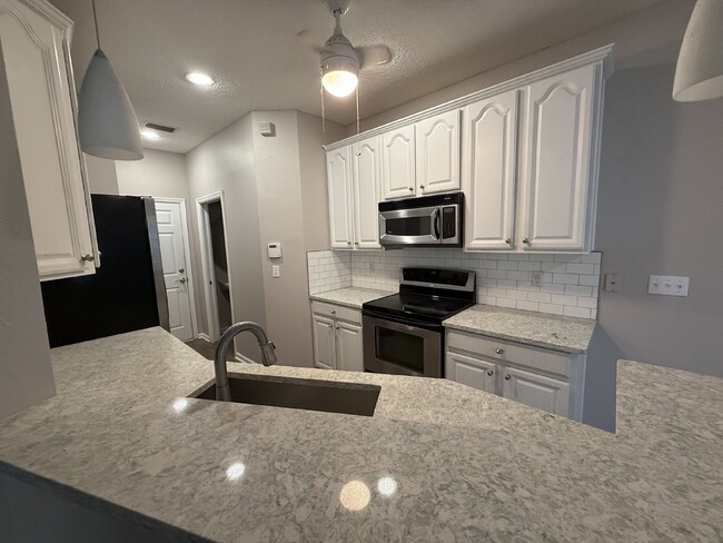 Building Photo - 3 Bedroom 2.5 Bathroom Townhouse in Briar ...