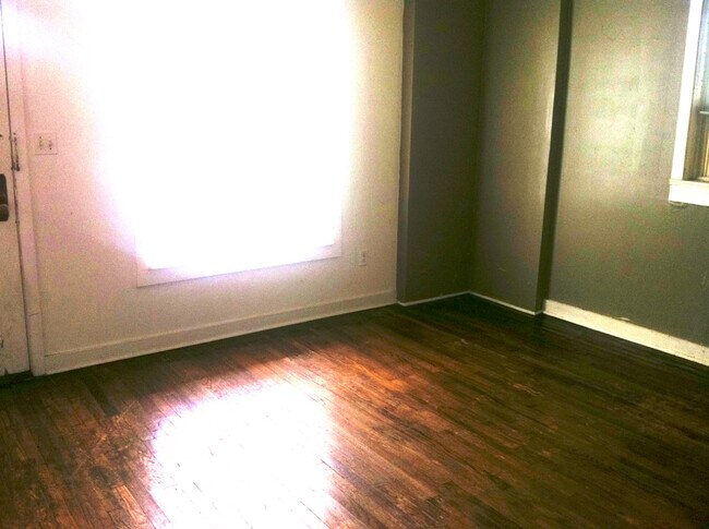 Building Photo - 1616 Clinch