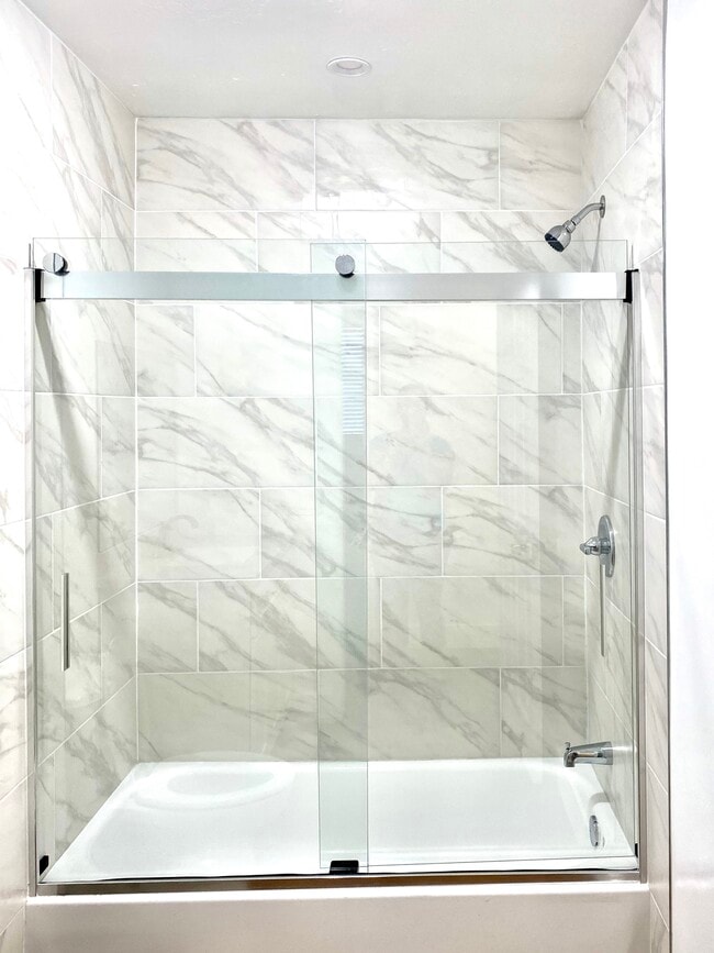 hall way bath tub w/ marble tile - 2456 Arizona Ave