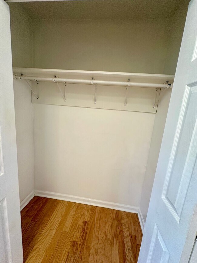Building Photo - 3 BED | 2 BATH | GATED BACKYARD | THOMAS S...