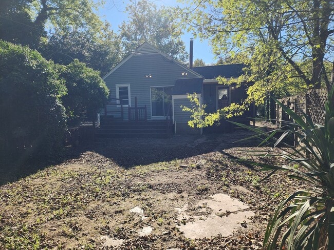 Building Photo - Charming 2 Bedroom with Large Backyard in ...