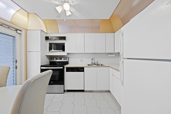 Building Photo - 3051 N Course Dr