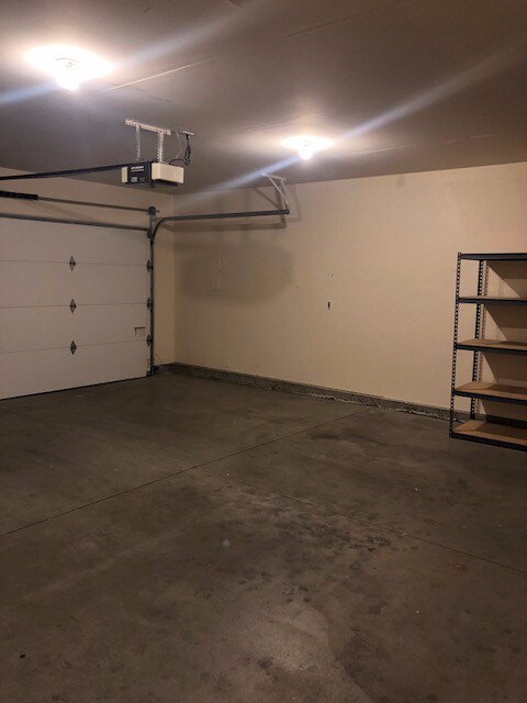 Building Photo - 533 N Grove Way