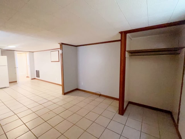 Building Photo - 824 E Jane St