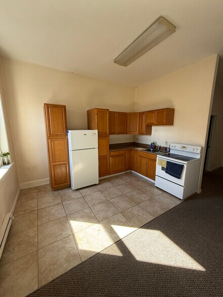 Building Photo - 662 Main St