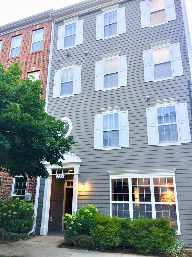 Building Photo - 151 Chevy Chase St