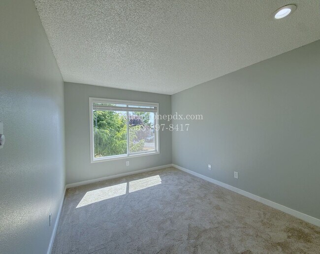 Building Photo - Bright East Portland 3 Bed Apartment Home with Two-Level Layout and Assigned Parking