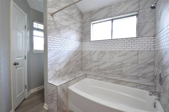 Building Photo - 2910 Walnut Springs Dr